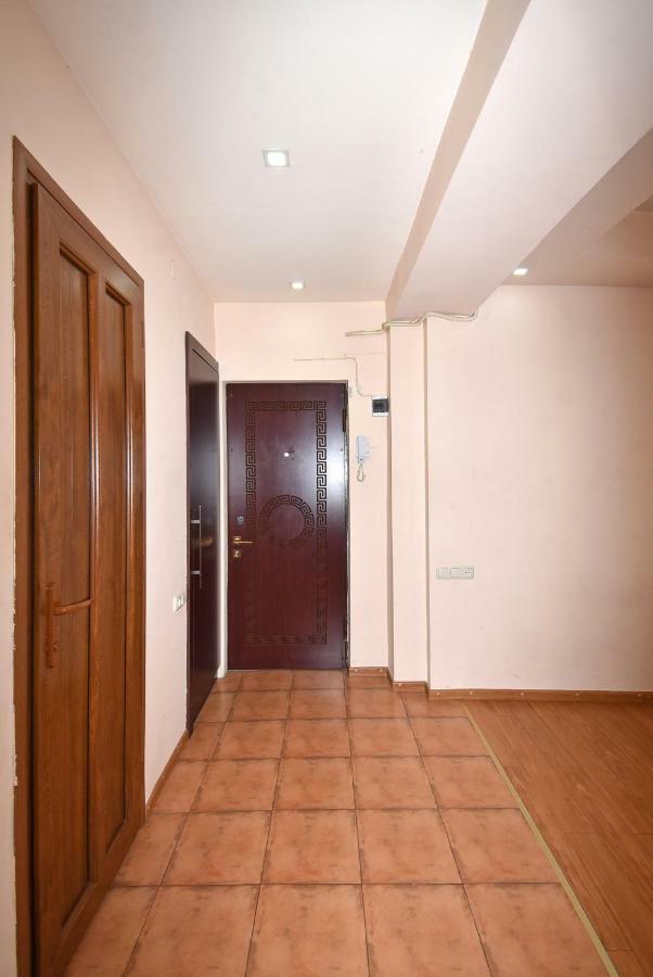 Apartments In Center Of Yerevan,Koghbatsi 1A Street Екстериор снимка