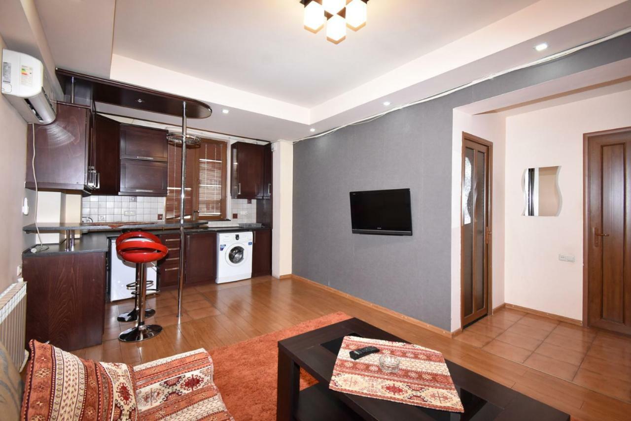 Apartments In Center Of Yerevan,Koghbatsi 1A Street Екстериор снимка